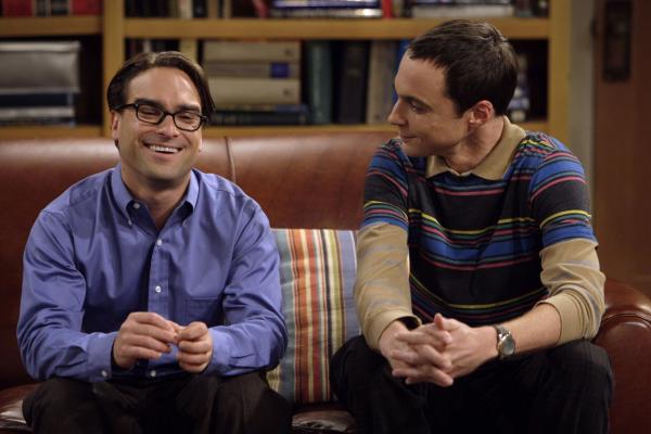 Bild 1 von 20: Als Sheldon (Jim Parsons, r.), wegen seiner Erzfeindin Leslie Winkle auch noch die gemeinsame Wohnung verlassen muss, damit Leonard (Johnny Galecki, l.) mit ihr ungestört sein kann, sinnt er auf Rache ...