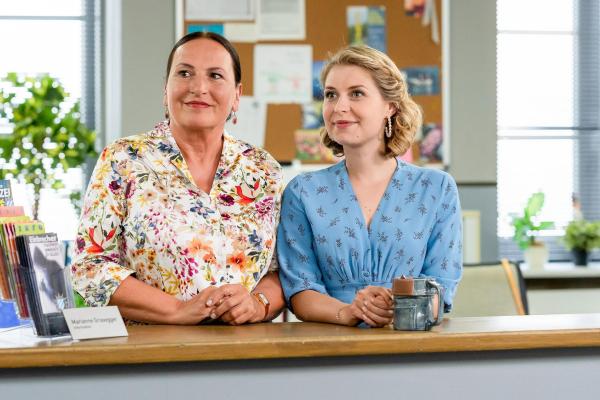 Bild 1 von 14: Im Bild: Frau Grasegger (Ursula Maria Burkhart, l.) und Frau Lange (Sarah Thonig, r.) staunen nicht schlecht, als sie erfahren, dass Frau Stockl mit Donatos Chef ein Date hatte.