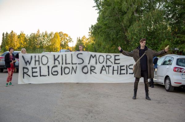 Bild 1 von 5: Um den radikalen Aaro Leppihalme (Jaakko Ohtonen, re.) bildet sich eine Gruppe junger Aktivisten, die gegen Religion und Kapitalismus protestieren.