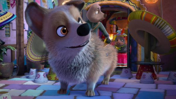 Bild 1 von 3: Hund Butterblume freut sich darüber, dass der Gärtner ihm bei einem Ausritt Maulwurfhausen zeigt.© ZDF/Two Daughters Entertainment Ltd 2022 - Honorarfreie Verwendung gemäß AGB im engen inhaltlichen redaktionellen Zusammenhang mit genannter Sendung bei Nennung \