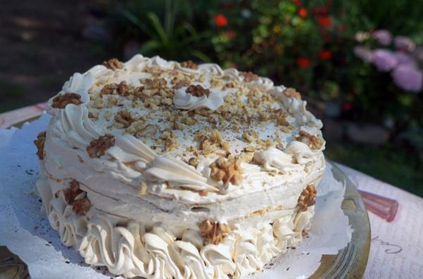 Bild 1 von 4: In Argentinien bereitet Liliana eine Nougat-Torte zu.