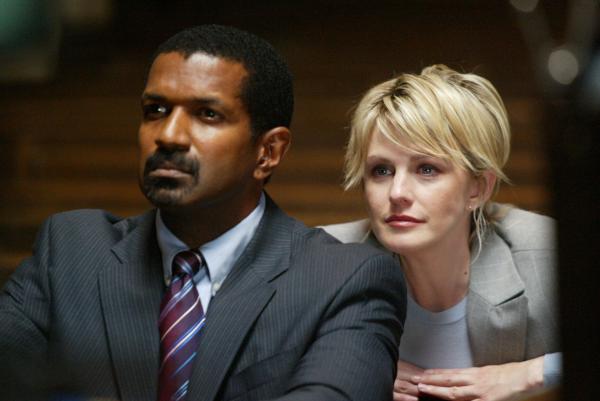 Bild 1 von 14: In einer Kirche hat sich Det. Lilly Rush (Kathryn Morris, r.) mit Tucker (Riff Hutton, l.) verabredet. Sie glaubt, dass er ihr im aktuellen Fall sehr weiterhelfen kann.