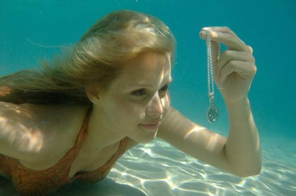 Bild 1 von 2: Emma (Claire Holt) entdeckt am Meeresboden eine Kette mit einem Medaillon.