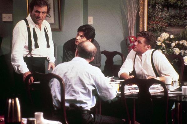 Bild 1 von 1: Im Bild (v.li.): Peter Falk (Insp. Columbo), Thomas Calabro (Andy Parma), Doug Savant (Dennis).