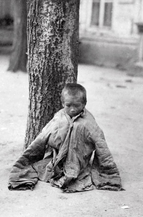 Bild 1 von 1: In britischen und anderen europäischen Kinos wurden 1921 bewegte Bilder der hungernden Kinder in Russland gezeigt, um Spendengelder zu erhalten.