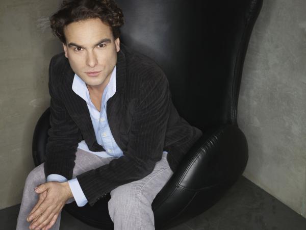 Bild 1 von 22: (2. Staffel) - Durch seine Nachbarin Polly lernt Physiker Dr. Leonard Hofstadter (Johnny Galecki) ein ganz anderes Leben kennen ...