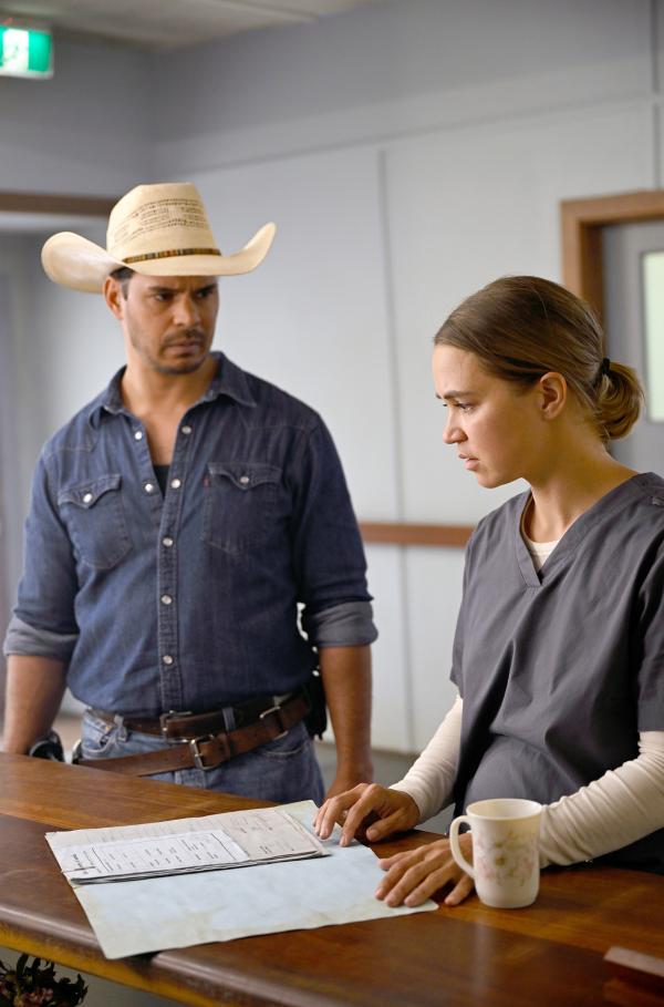 Bild 1 von 3: Im Krankenhaus finden Jay (Mark Coles Smith) und Mary (Tuuli Narkle) heraus, dass die autorisierende Unterschrift in den Adoptionsakten zu Dr. Garry gehört.