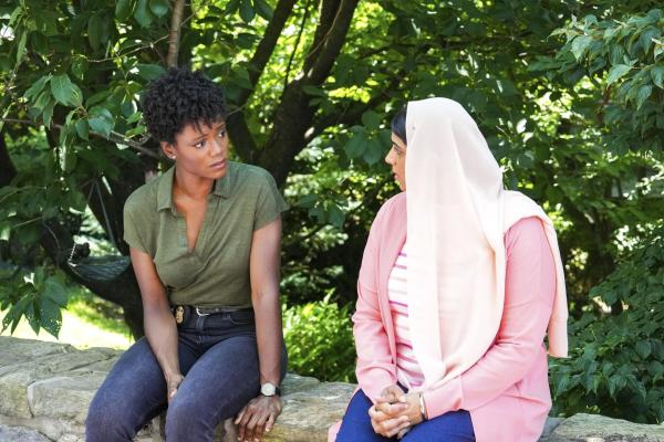 Bild 1 von 7: Special Agent Tiffany Wallace (Katherine Renee Kane, l.); Harita Kamra (Simran Jetha, r.)