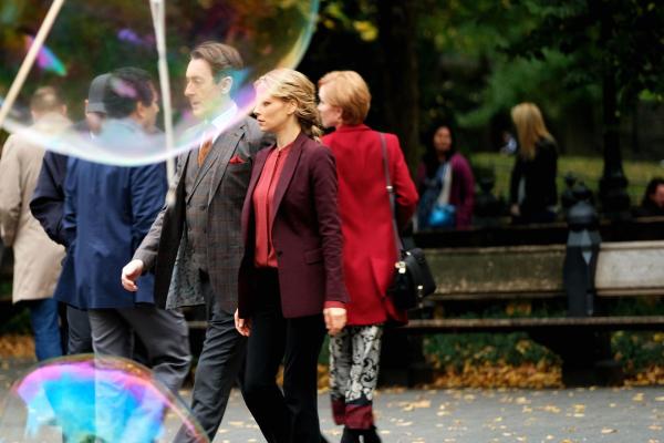 Bild 1 von 22: Dr. Dylan Reinhart (Alan Cumming, l.) und Det. Lizzie Needham (Bojana Novakovic, r.) genießen einen idyllischen Spaziergang, als plötzlich eine Bombe hochgeht ...