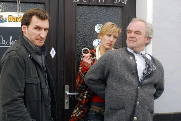 Bild 1 von 11: Ewald Schendler (Götz Burger, r.) will nach den Anschuldigungen von Mark (Siegfried Terpoorten, l.) und Rebecca (Lilian Klebow, M.) in seinen Wagen springen und fliehen, doch Rebecca ist schneller. Er wird wegen des dringenden Tatverdachts, Alois Beilinger ermordet zu haben, vorläufig festgenommen. Doch es gibt weitere Verdächtige, ist er wirklich der Richtige?