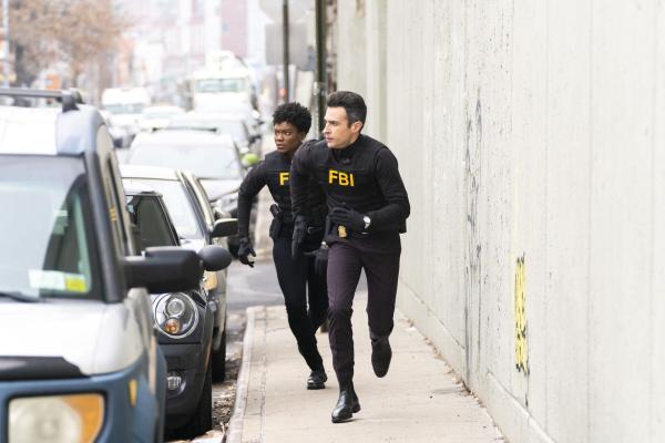 Bild 1 von 4: Special Agent Tiffany Wallace (Katherine Renee Kane, l.); Special Agent Stuart Scola (John Boyd, r.)