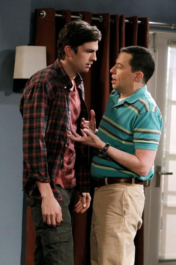 Bild 1 von 28: Alan (Jon Cryer, r.) merkt, dass nicht er Waldens (Ashton Kutcher, l.) bester Freund ist, sondern Billy, und dass er keinen besten Freund auf der Welt hat. Und auch der Versuch, Berta als Freundin zu gewinnen, geht gehörig daneben ...