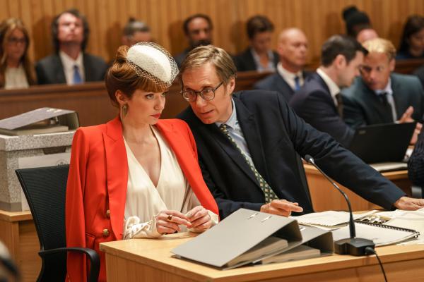 Bild 1 von 3: Greg (Stephen Merchant) soll Gabby (Eleanor Tomlinson) als Anwalt vor Gericht vertreten. Sie möchte ihr Erbe erstreiten.