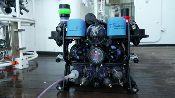 Bild 1 von 3: Der ferngesteuerte Tauchroboter \