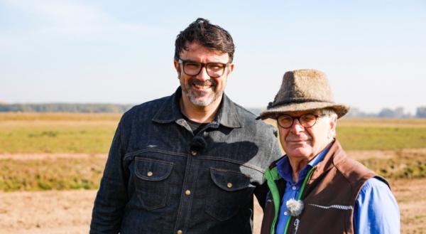 Bild 1 von 1: Tarik und Auerochsen-Züchter Hans-Jürgen Niederhoff.