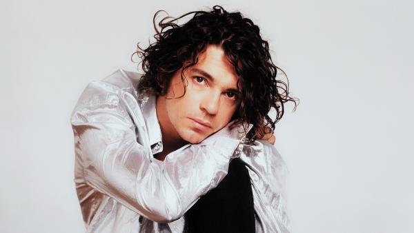 Bild 1 von 3: Rockstar & Sexidol: In den 80er und 90er-Jahren füllt INXS mit Frontmann Michael Hutchence die großen Stadien der Welt.