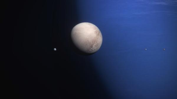 Bild 1 von 3: Triton ist einer von Neptuns 14 Monden. Er fällt gleich in vielerlei Hinsicht aus der Reihe. Während die anderen Monde den Planeten in seiner Rotationsrichtung umkreisen, hat Triton eine retrograde Umlaufbahn, er umkreist ihn also in die entgegengesetzte Richtung.