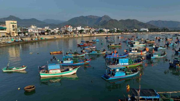 Bild 1 von 3: Mittags liegen die Boote im Fischerort Van Gia vor Anker. Denn jetzt ist es zum Fischen zu heiß.