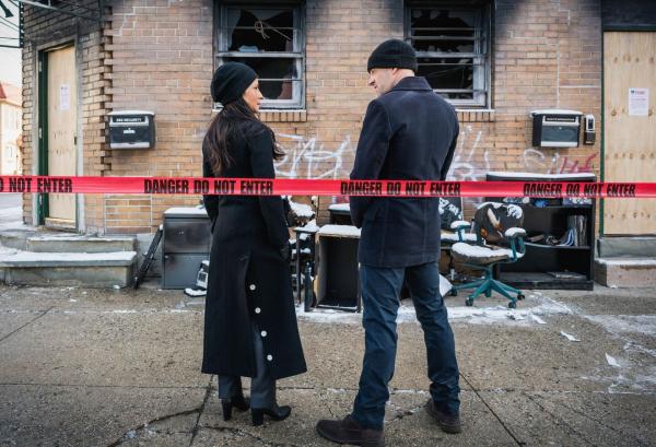 Bild 1 von 10: Holmes (Jonny Lee Miller, r.) und Watson (Lucy Liu, l.) untersuchen den Mord an einem professionellen Video-Game-Spieler, der vor laufender Kamera vor seinen Fans angegriffen wurde. Aber wer steckt wirklich hinter der widerwärtigen Tat?