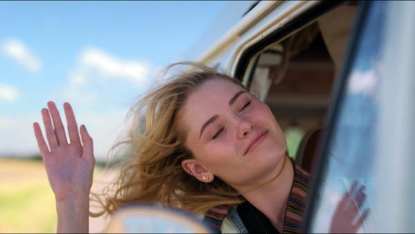 Bild 1 von 3: Mia (Virginia Gardner) geniesst die Fahrt durch Spanien