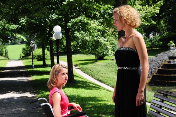 Bild 1 von 10: Marlene (Lucy Scherer, l.); Natascha (Melanie Wiegmann, r.)