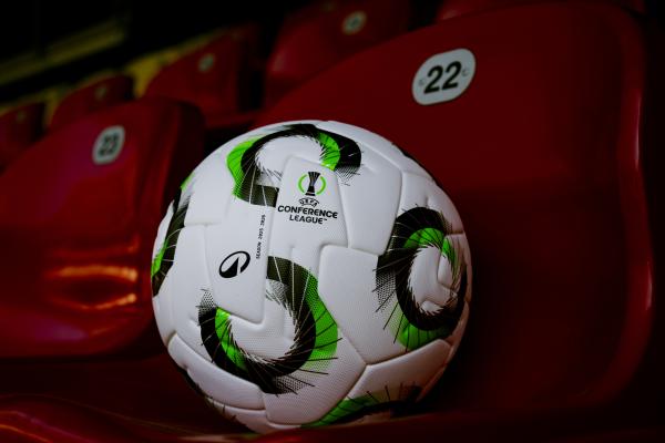 Bild 1 von 2: Der UEFA Conference-League-Ball der Saison 2025-2026 während der ServusTV-Übertragung der \