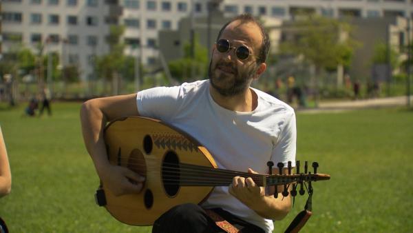 Bild 1 von 7: Im Bild: Orwa Saleh, Oudspieler und Mastermind vom Orwa Saleh Ensamble bei den Dreharbeiten zu Sound of Vienna im Sonnwendviertel.