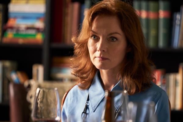 Bild 1 von 4: Noch nie konnte Denise (Aislín McGuckin) ihre Gefühle zeigen. Die erfolgreiche Anwältin versagt als Mutter, denn sie unterstützt ihre Tochter weder im Studium noch vor der Gewalt ihres Bruders.