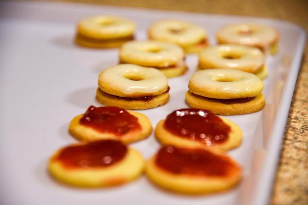 Bild 1 von 17: Im Bild: Weihnachtskekse von Fr. Monika Damböck in St. Georgen.