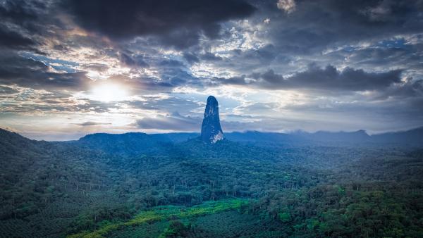 Bild 1 von 8: Der Pico Cão Grande ist ein besonderes Wahrzeichen. Es ist der Rest der vulkanischen Vergangenheit des Inselstaats São Tomé und Príncipe. Hier findet Hannah Emde ein faszinierendes Unterwasserparadies, dass es ohne diesen \