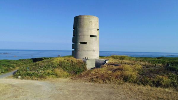 Bild 1 von 3: Unter diesem Betongebilde auf der britischen Kanalinsel Guernsey verbirgt sich ein komplexes Bunkersystem.