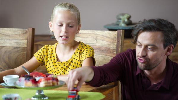 Bild 1 von 10: Für gute Laune sorgen heute Bishal und Leni, die euch beweisen, dass schlechte Noten in der Schule, schlechtes Benehmen am Tisch und schlechte sportliche Leistungen auch richtig witzig sein können!