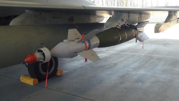 Bild 1 von 2: Die Fliegerlenkbombe GBU-48 ist eine gelenkte Präzisionswaffe und wiegt mehr als eine halbe Tonne.