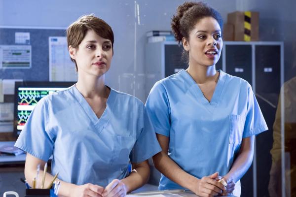 Bild 1 von 10: Theresa (Katharina Nesytowa, l.); Vivi (Jane Chirwa, r.)