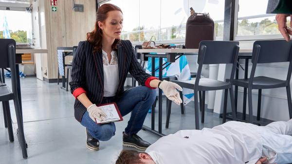 Bild 1 von 5: Pathologin Mai (Sina Wilke, l.) schildert, wie der Kapitän Moritz Köbl (Komparse) von hinten erschossen wurde.