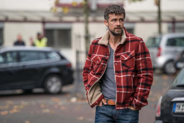 Bild 1 von 30: Beim Einsatz bei der Geiselnahme in der Bank ist auch Nic (Wayne Carpendale) vor Ort, doch er verhält sich seltsam - was geht in ihm vor?