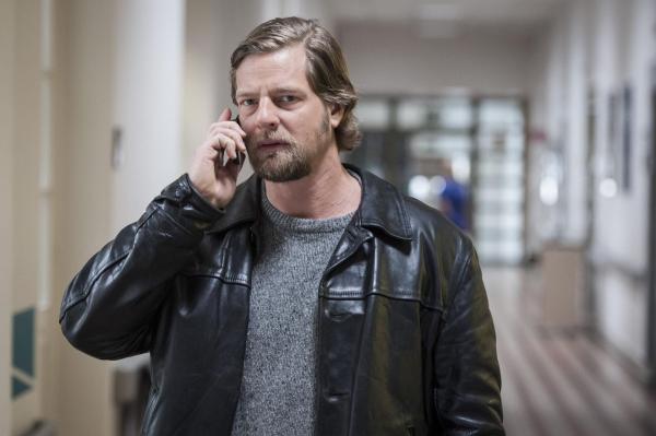 Bild 1 von 33: Schon bald findet Mick (Henning Baum) heraus, dass das Mordopfer immer erst mitten in der Nacht nach Hause kam, obwohl das Restaurant, in dem er arbeitete, schon viel früher seine Pforten schließt. Denn der biedere Gasthof verwandelt sich nachts in ein illegales Casino ...