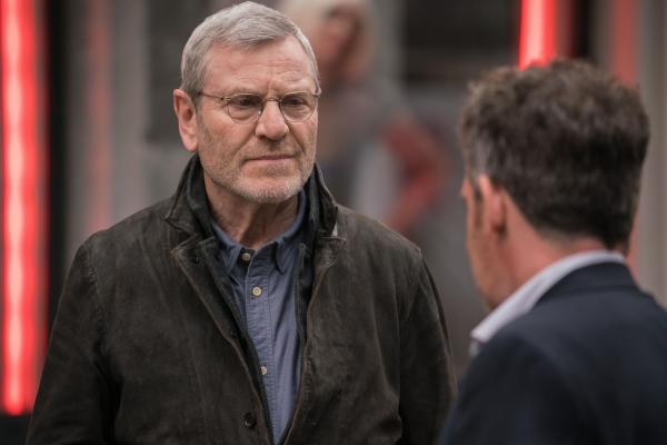 Bild 1 von 5: Julien Baptiste (Tchéky Karyo, l.); Edward (Tom Hollander, r.)