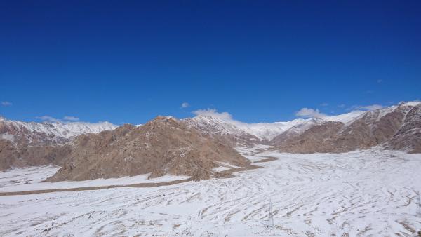 Bild 1 von 2: Wo weniger als 25 Zentimeter Regen pro Jahr fallen, unabhängig von der Temperatur, ist eine Wüste. Wüsten werden durch den Niederschlag definiert. Es gibt Küsten-, Regenschatten-, Binnen- und Polarwüsten.
