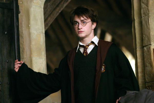 Bild 1 von 20: Um Hogwarts und seine Schüler vor Sirius Black zu schützen, werden Dementoren als Wachen aufgestellt. Trotzdem gelingt es Black, an Harry (Daniel Radcliffe) heranzukommen - mit unerwarteten Neuigkeiten ...
