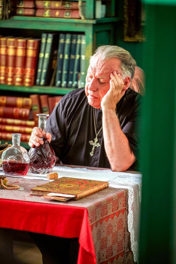 Bild 1 von 3: Im Bild: Kenneth Cranham (Father John).