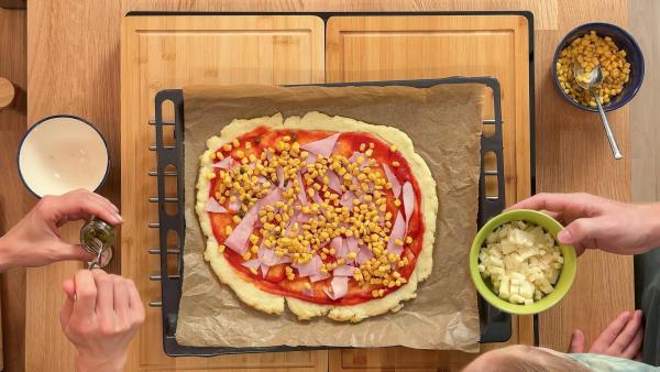 Bild 1 von 12: Im Bild: Die Geschwister Niki und Anna backen mit ihren Eltern Barbara und Markus Polenta-Pizza.