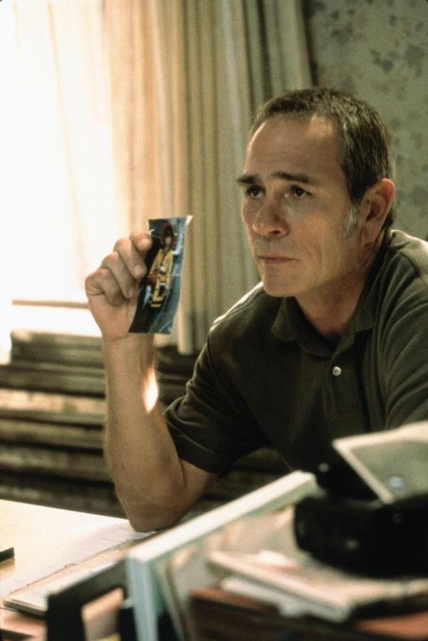 Bild 1 von 13: Kommt einem niederträchtigen Spiel auf die Spur: der Bewährungshelfer Travis Lehman (Tommy Lee Jones) ...