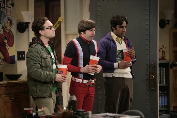 Bild 1 von 6: Leonard (Johnny Galecki, l.), Rajesh (Kunal Nayyar, r.) und Howard (Simon Helberg, M.) freuen sich auf einen Sommer ohne Sheldon. Doch zu früh gefreut, Sheldon hat einen Plan ...