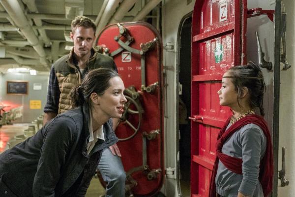 Bild 1 von 19: Im Bild: Alexander Skarsgård (Nathan Lind), Rebecca Hall (Ilene Andrews), Kaylee Hottle (Jia).