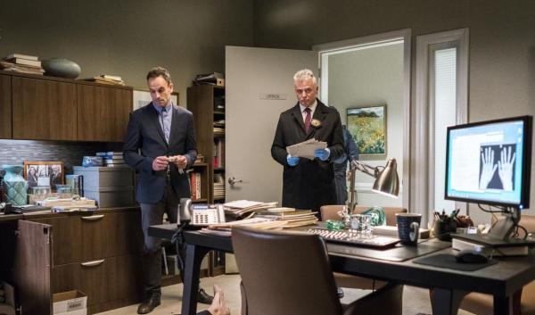 Bild 1 von 4: Als die ehemalige Chirurgin Watson unter Verdacht gerät, illegale Rezepte auszustellen, müssen Sherlock (Jonny Lee Miller, l.) und Captain Gregson (Aidan Quinn, r.) schnell handeln und den Täter zur Strecke bringen.