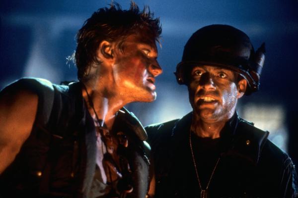 Bild 1 von 14: Soldat Andrew Scott (Dolph Lundgren, l.) legt sich mit jedem seiner Kameraden an.