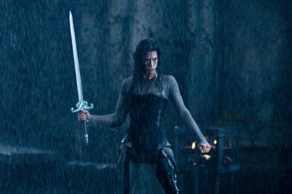 Bild 1 von 38: Riskiert ihr Leben, um ihrem Geliebten zur Flucht zu verhelfen: die attraktive Vampirin Sonja (Rhona Mitra) ...
