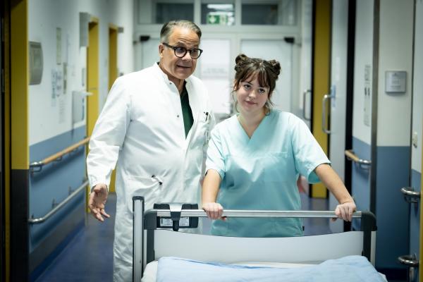 Bild 1 von 11: Dr. Gregor Wemuth (Karsten Speck, l.); Fiona Wemuth (Zsa Zsa Hansen, r.)