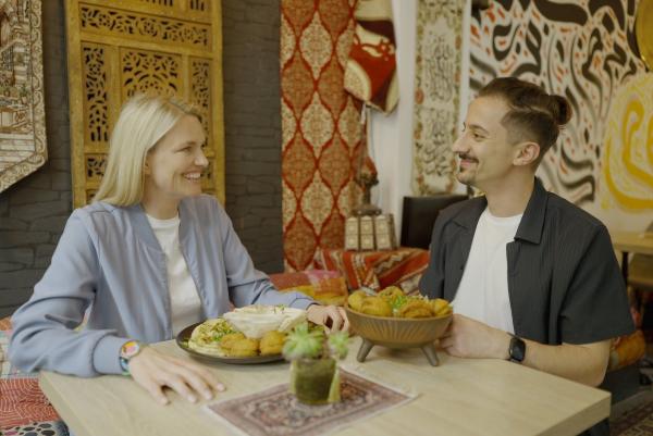 Bild 1 von 6: Sarah Tacke und Niro Degen im Restaurant